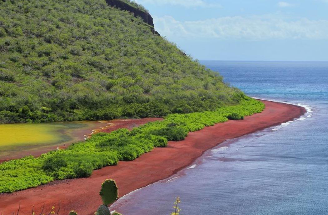 Spaziergang über den fantastischen roten Strand von der Insel Rábida