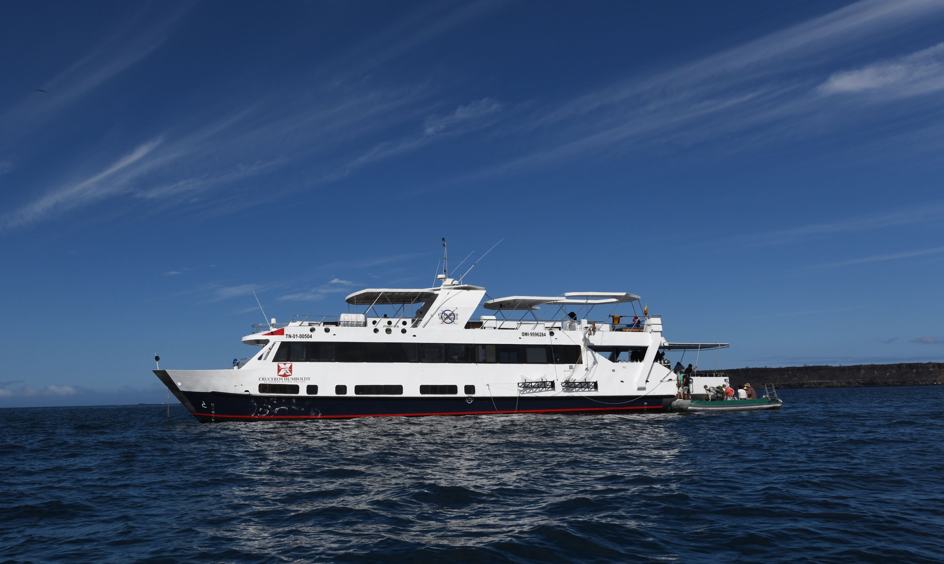 Humboldt Explorer Diveyacht 8 days/7 night dive cruise with island Wolf & Darwin (16 - 17 dives)