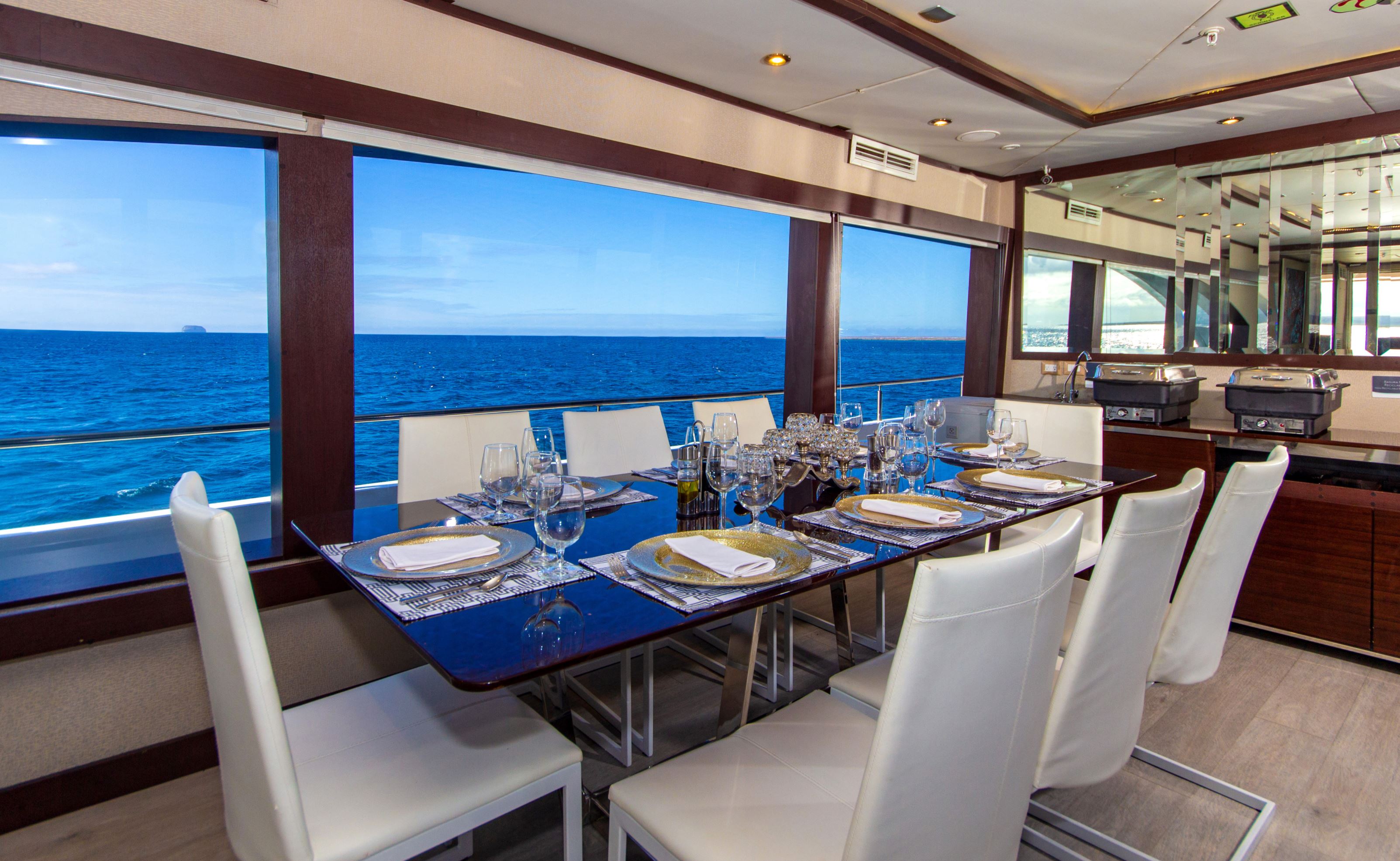 Galapagos Gran Majestic Luxury Yacht: Galapagos Gran Majestic Luxusyacht 5 Tage/4 Nächte Kreuzfahrt