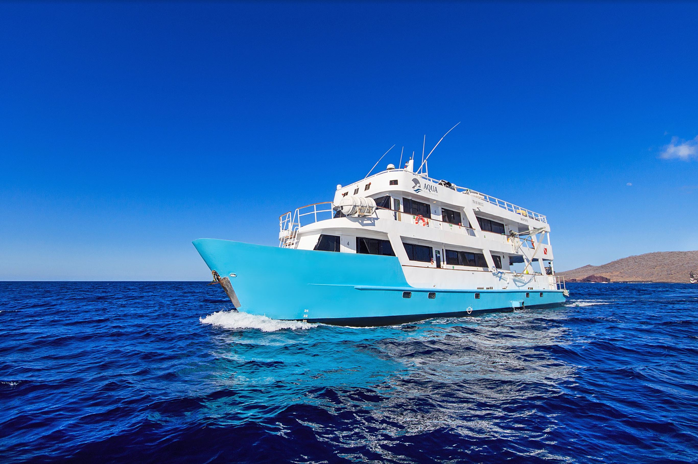 Aqua Diving Yacht 8 d/7 night diving cruise with the Wolf & Darwin island (18 dives)